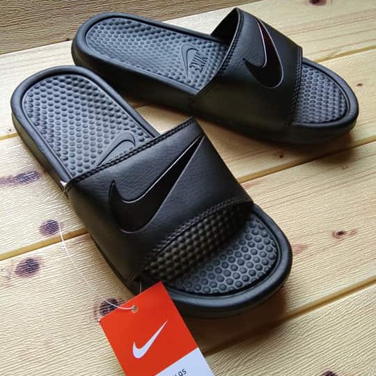 all black nike benassi