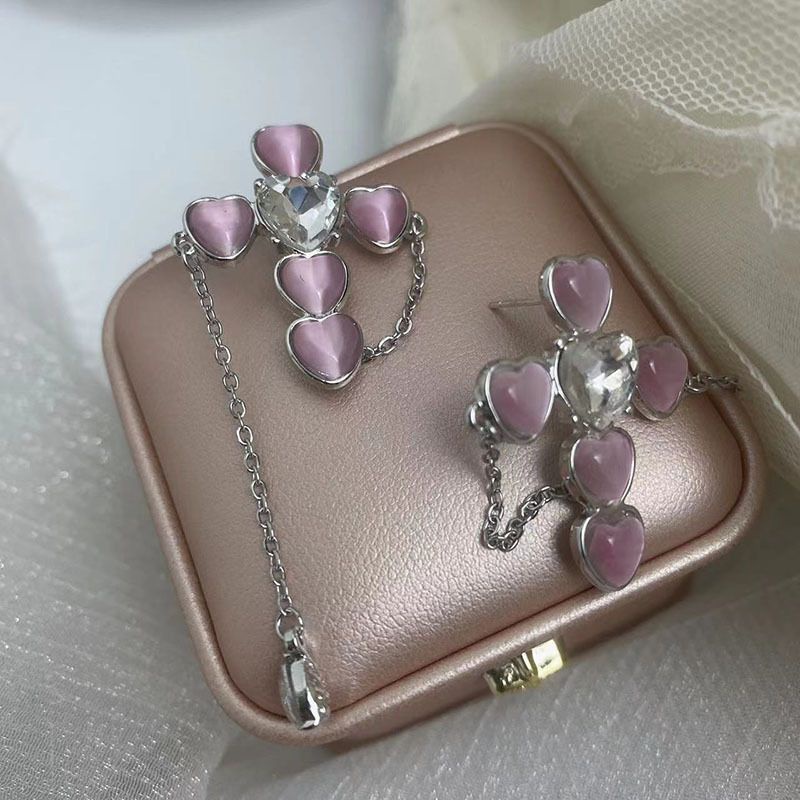 Korean style earrings, heart-shaped, decorated with a dangle chain, beautiful, sweet, cute.