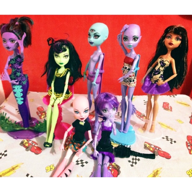 selling monster high dolls