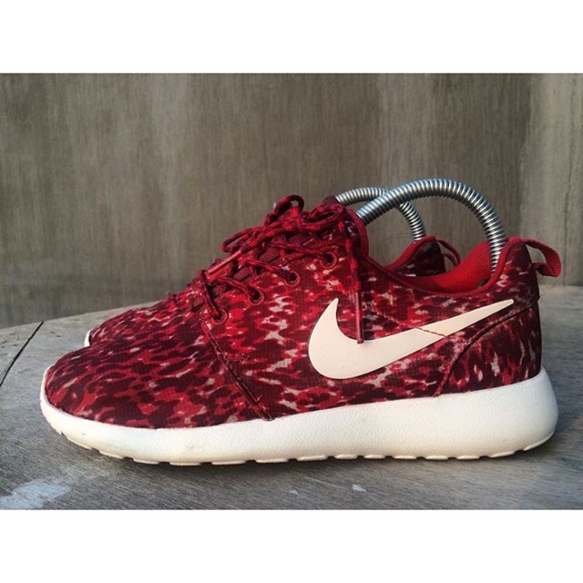 roshe run red