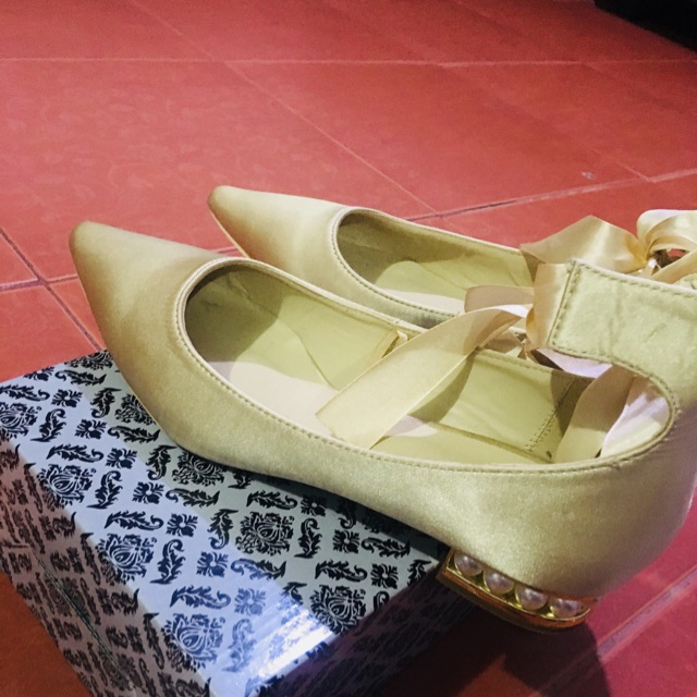 gold pointed shoes