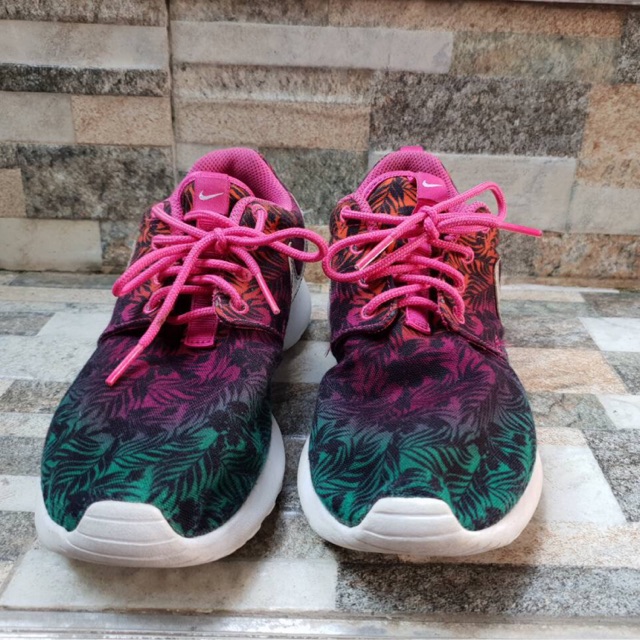 hot pink nike roshe