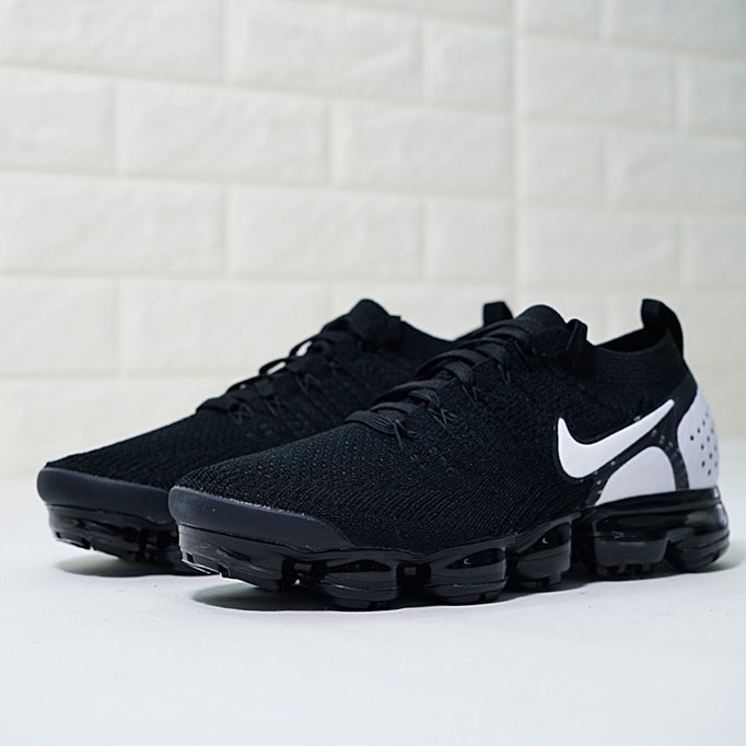 black and white flyknit vapormax