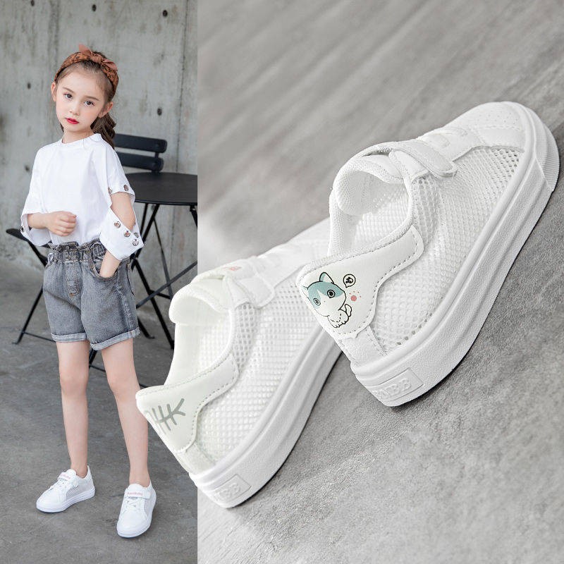 girls white sports shoes