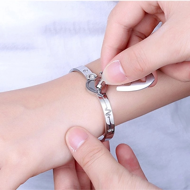[Valentine's Day Gift] 2Pcs/Set Silver Concentric Lock Bracelet Necklace Pendant/ Titanium Steel Couples Heart Lock Bangles/ Fashion Lover's Jewelry Set Gifts