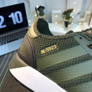  Sepatu  Sneakers  Olahraga Unisex Model  Adidas  Clover Iniki 
