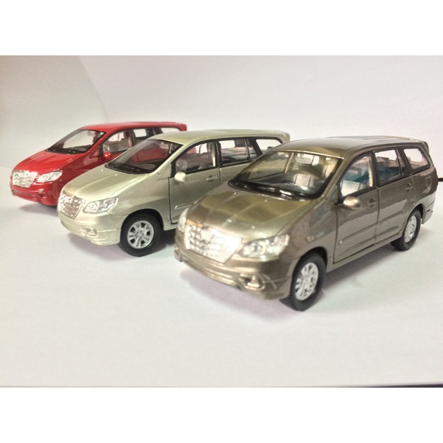 innova toy car price