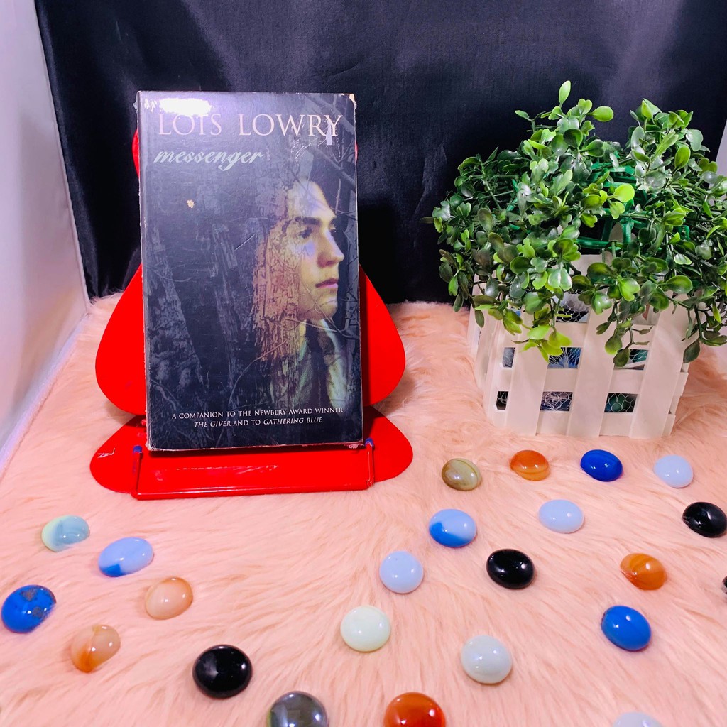 Messenger The Giver by Lois Lowry (used/ mass market) | Shopee Philippines