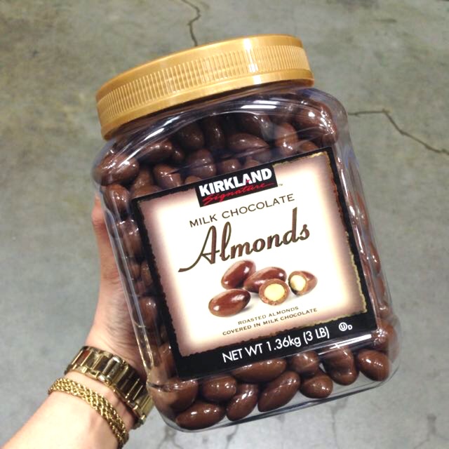 Kirkland Signature Milk Chocolate Roasted Almonds, 48 oz/1.36kg
