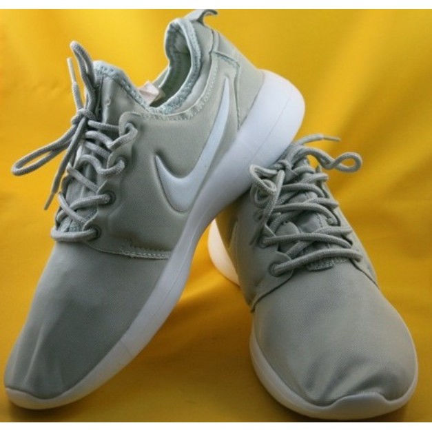 nike roshe run light grey