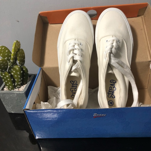 White Shoes ( SM Dept ) | Shopee Philippines