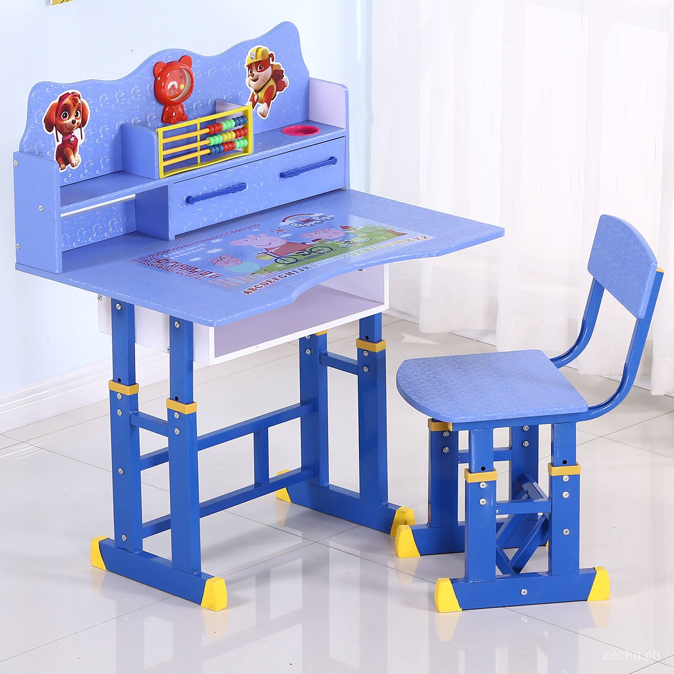 School homework desk image