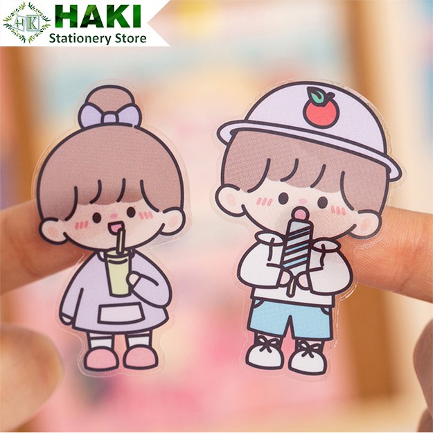 Sự kết hợp hoàn hảo giữa vẽ tay và hình dán sticker đã tạo ra một bức tranh tuyệt đẹp, nghệ thuật và đáng yêu đến không ngờ. Hãy cùng trải nghiệm nét đẹp riêng của bức tranh này và thưởng thức tỉ mỉ trong cách dán sticker của nghệ sĩ.