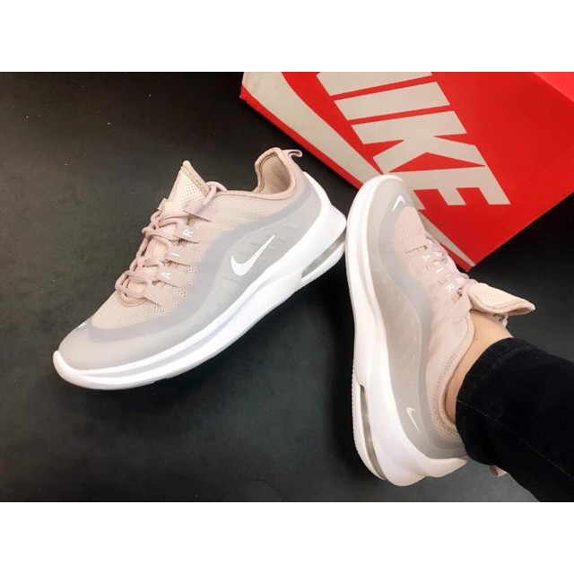 woman nike air max axis