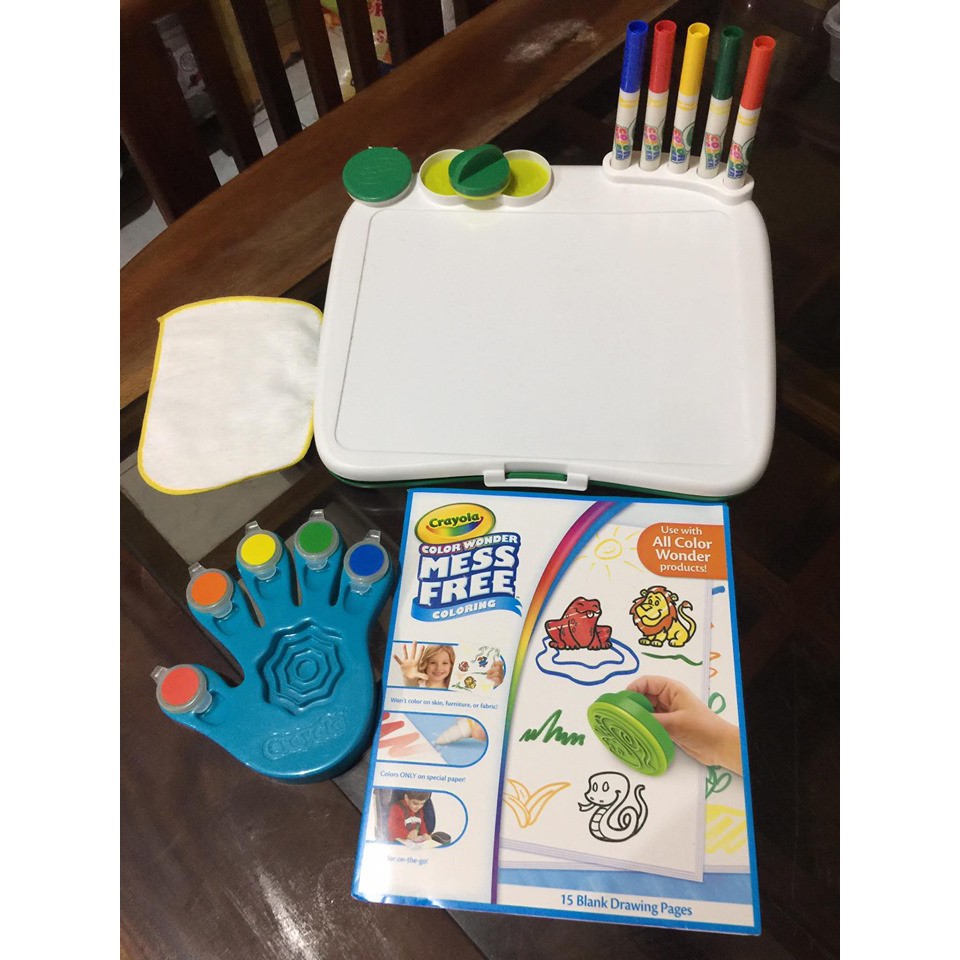 crayola color wonder art desk with stamper