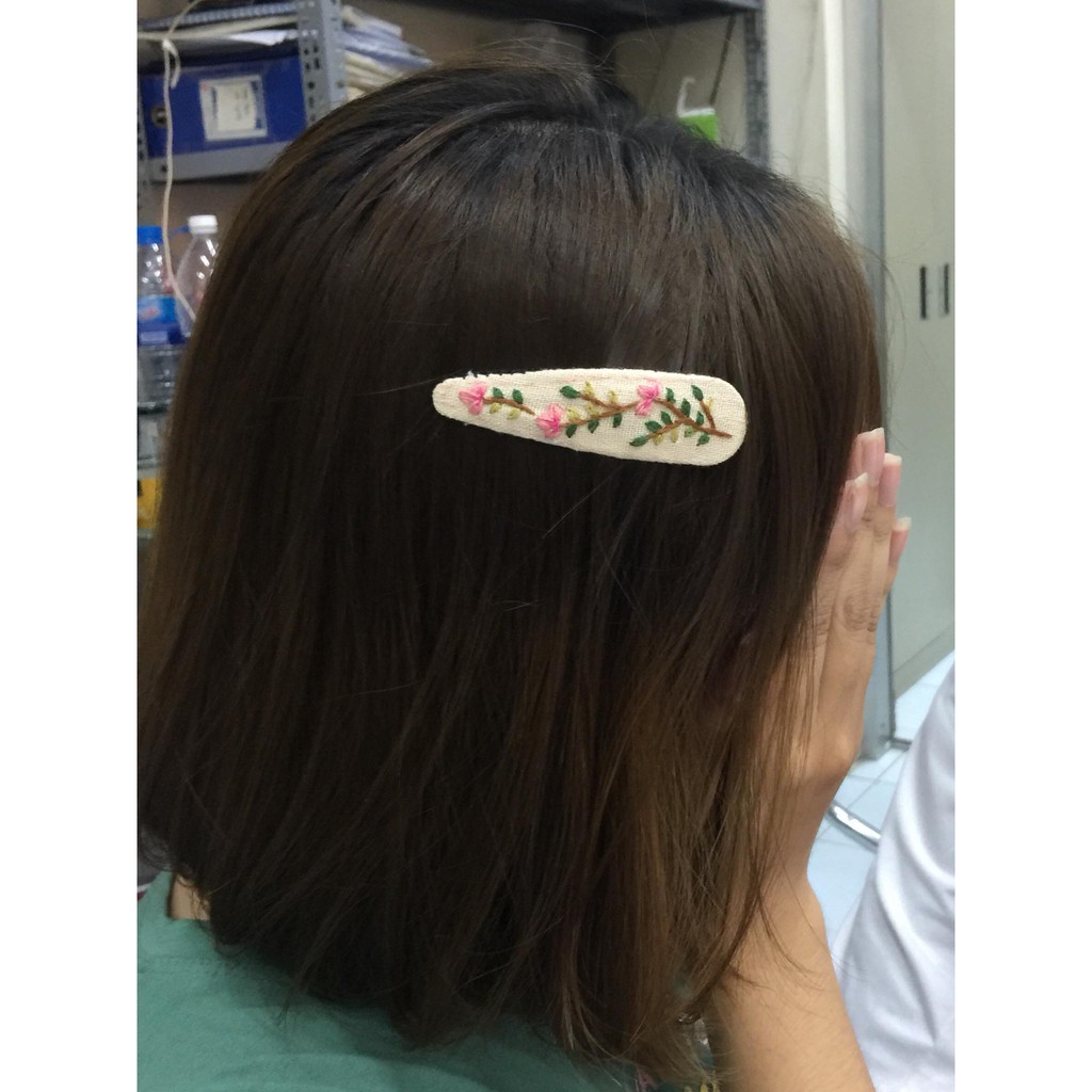 Hairpin embroidered with flower strings