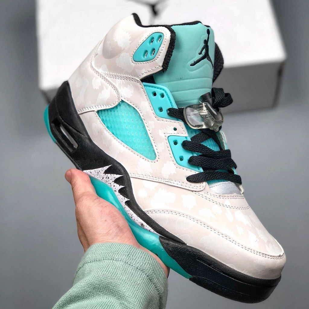 sneaker stores that ship internationally