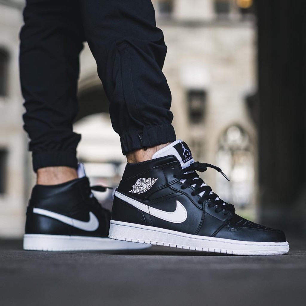 aj 1 mid black and white