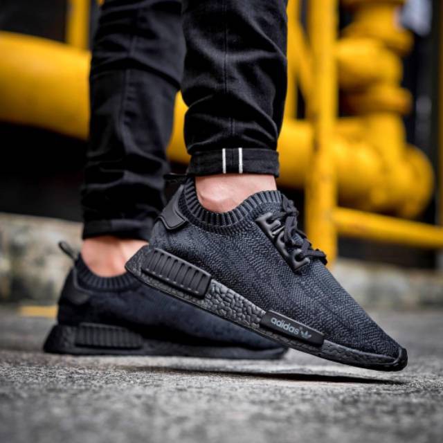 nmd r1 primeknit pitch black