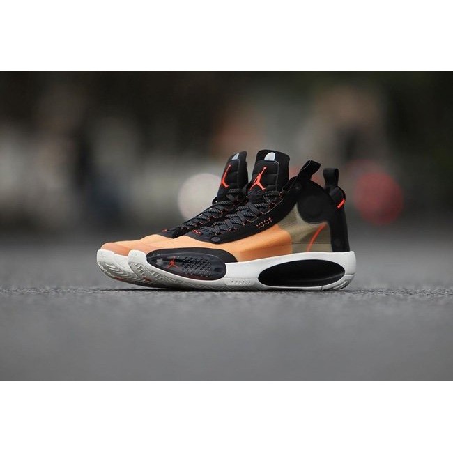 sports shoes under 800