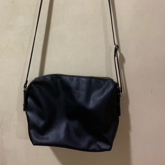 black sling bag h&m