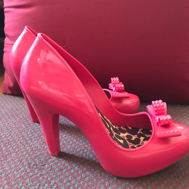 pink high heels with bow