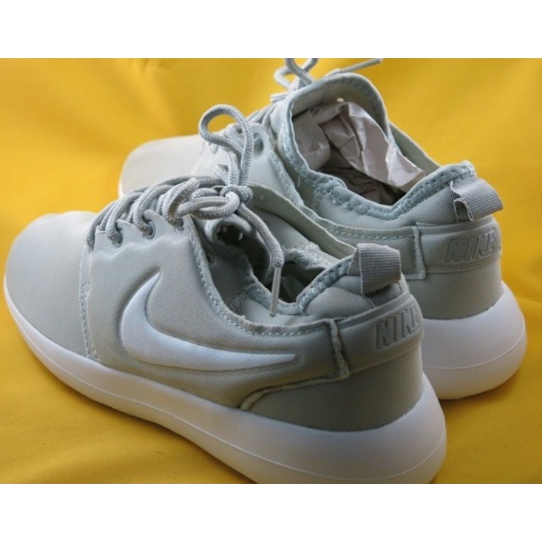 nike roshe run light grey