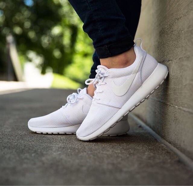 roshe run triple white