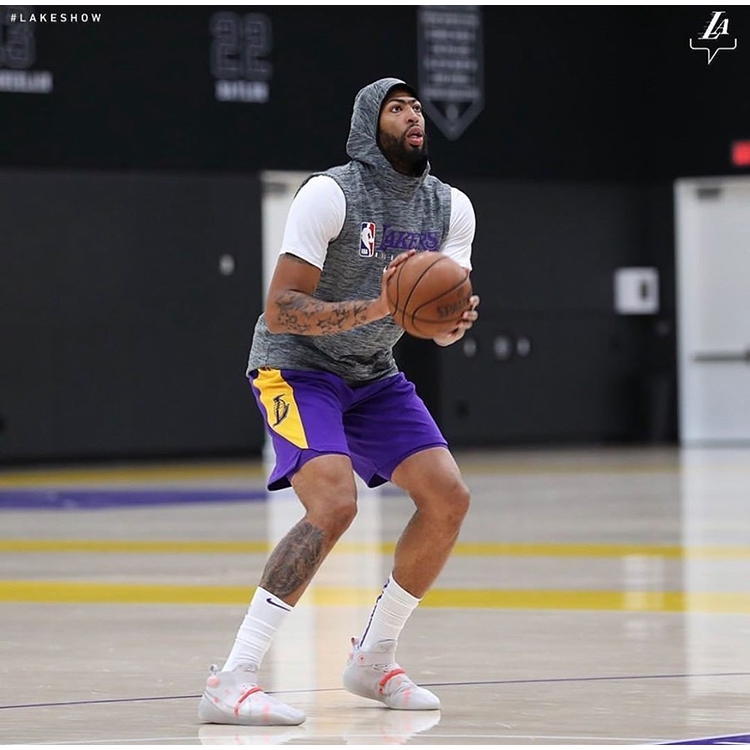 nba players wearing kobe ad nxt 360