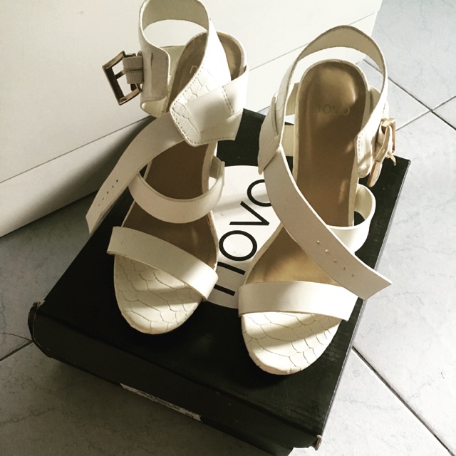 novo white heels