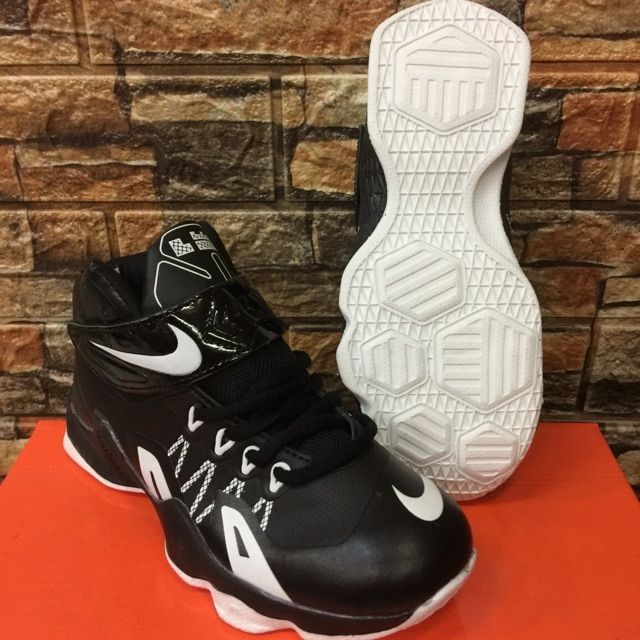 youth size 2 basketball shoes