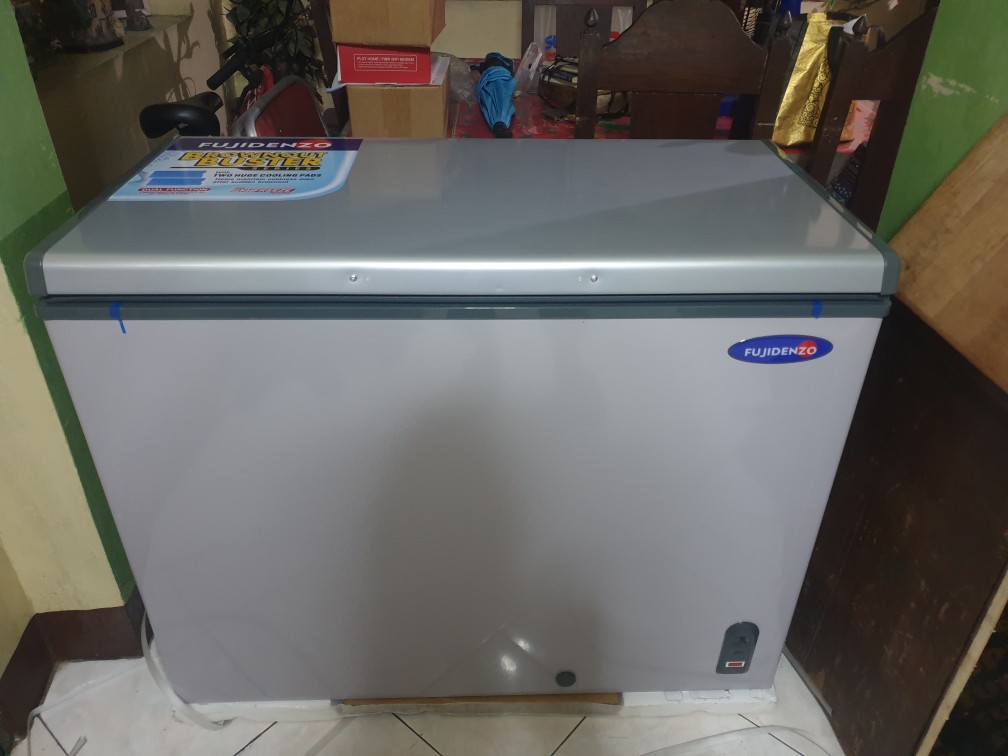 Fujidenzo 9 cu. ft. Dual Function Solid Top Chest Freezer with Glass