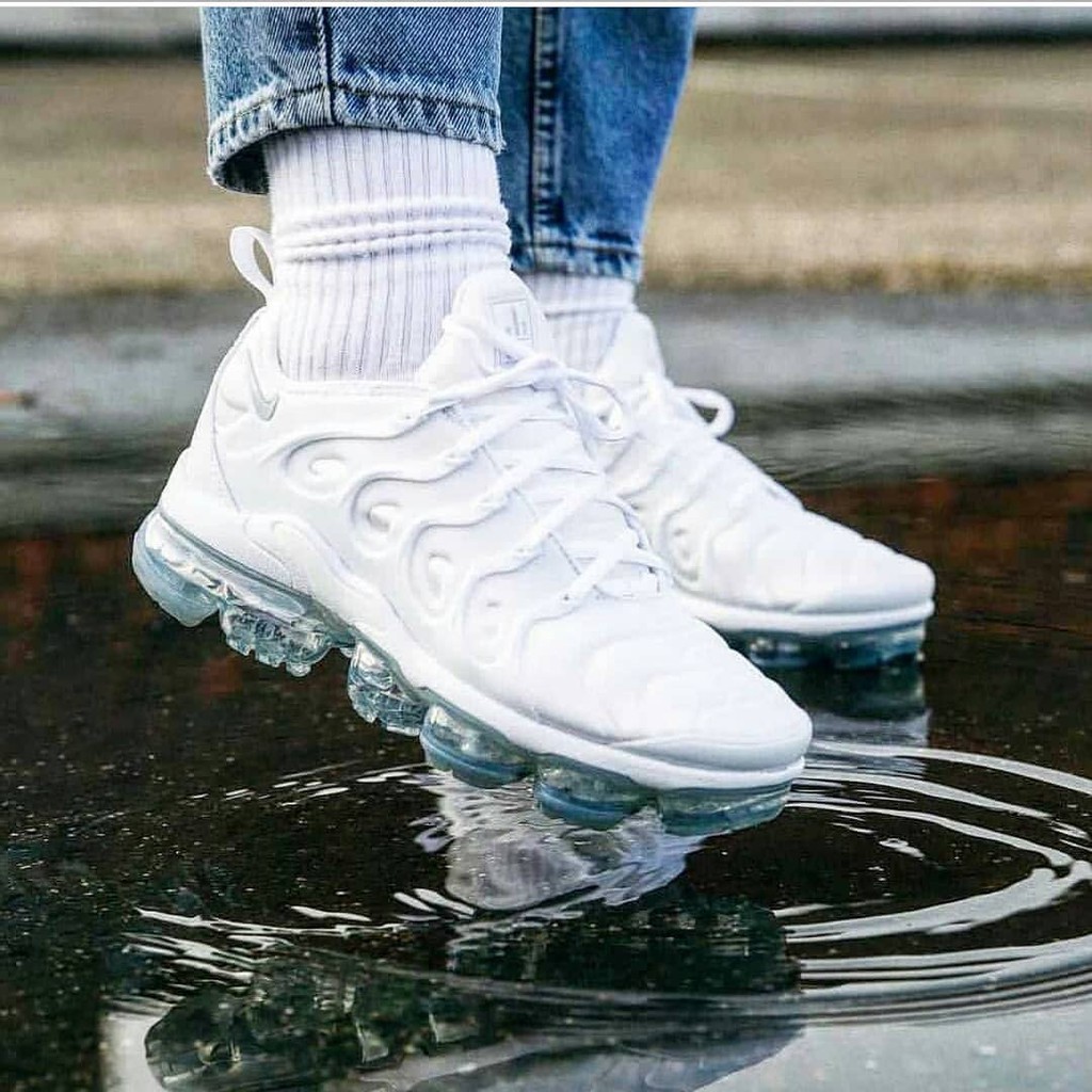 white air max vapormax plus