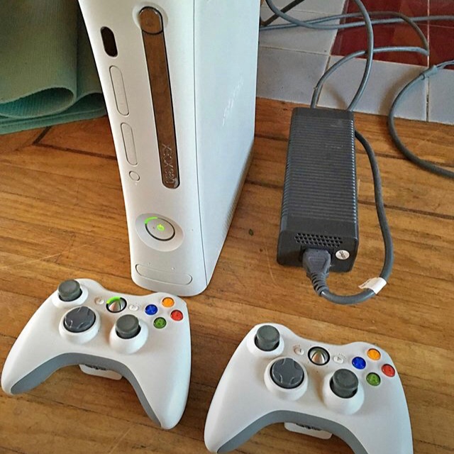 x box 360 console