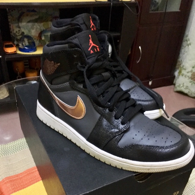 bronze jordan 1