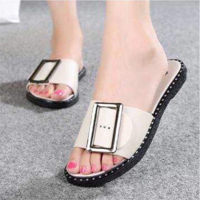 flip flops for wide feet