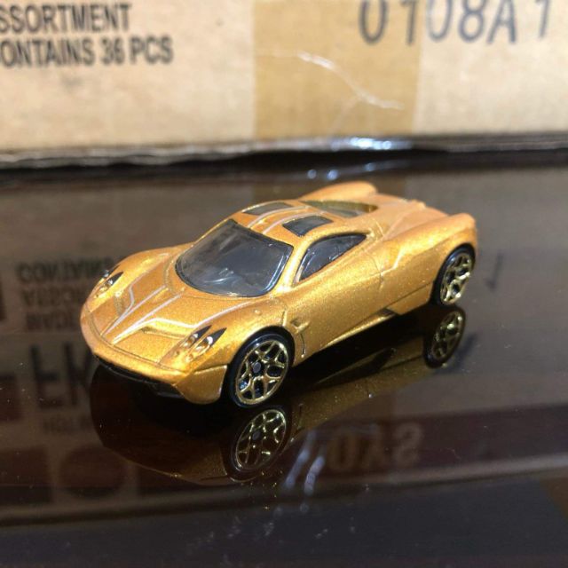 hot wheels pagani huayra gold