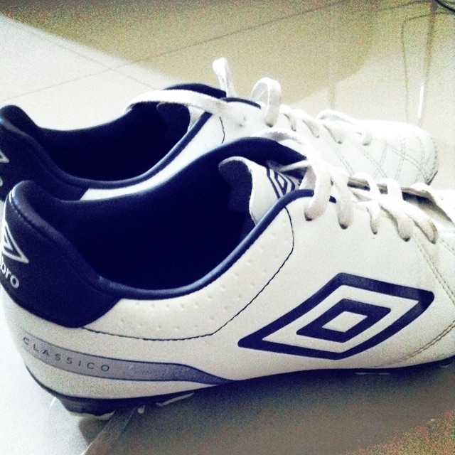 umbro shoes price