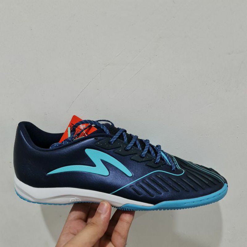 spec futsal shoes