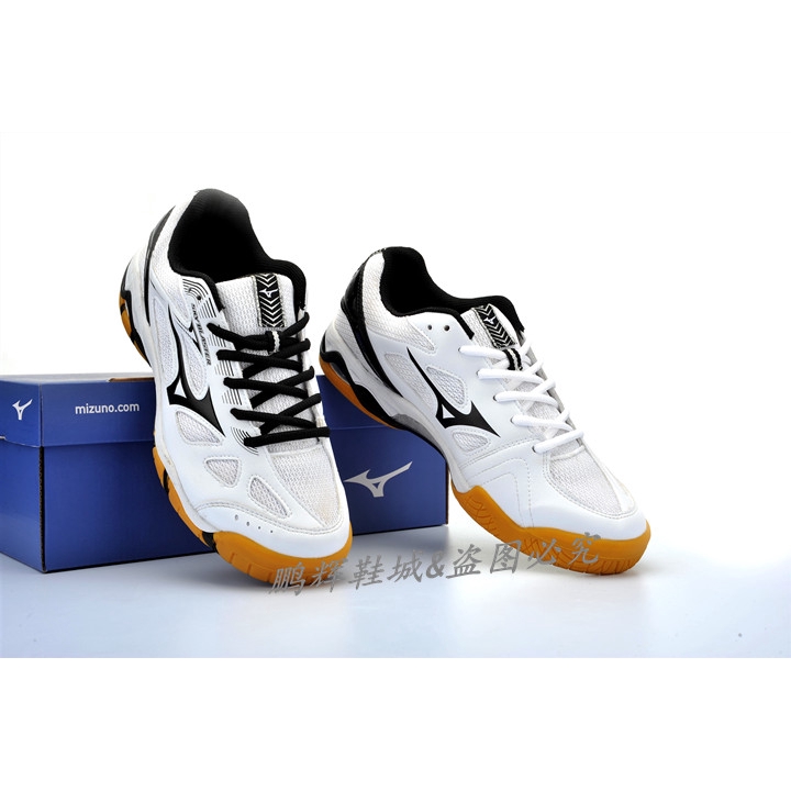 white mizuno shoes