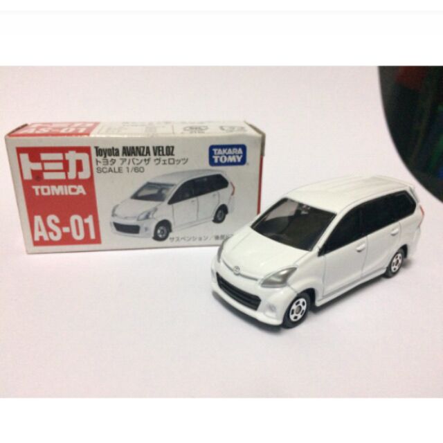 tomica avanza veloz