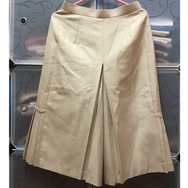 beige skirt