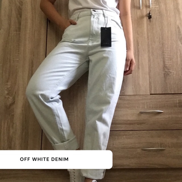 ZARA HW MOM JEANS in OFF WHITE DENIM 