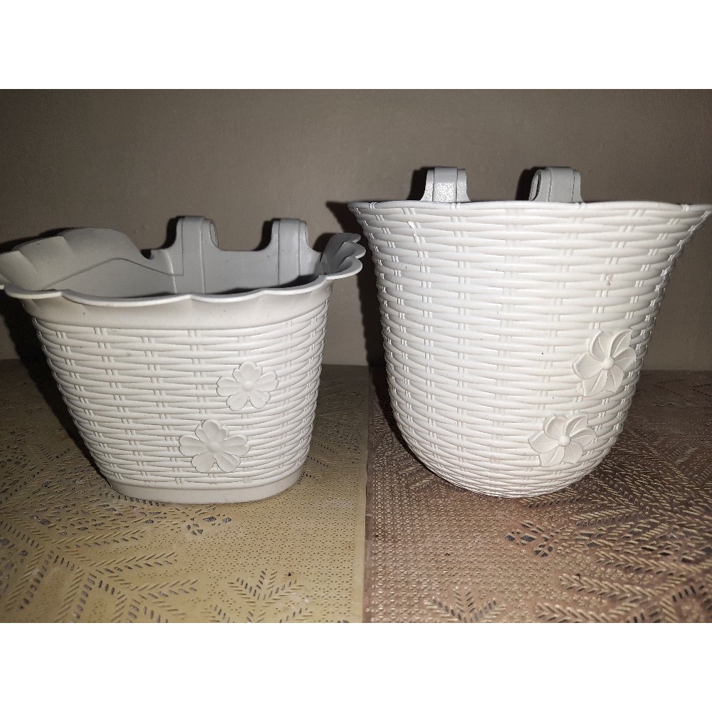 elegant two clip wall pots with rattan and flower design P17 only