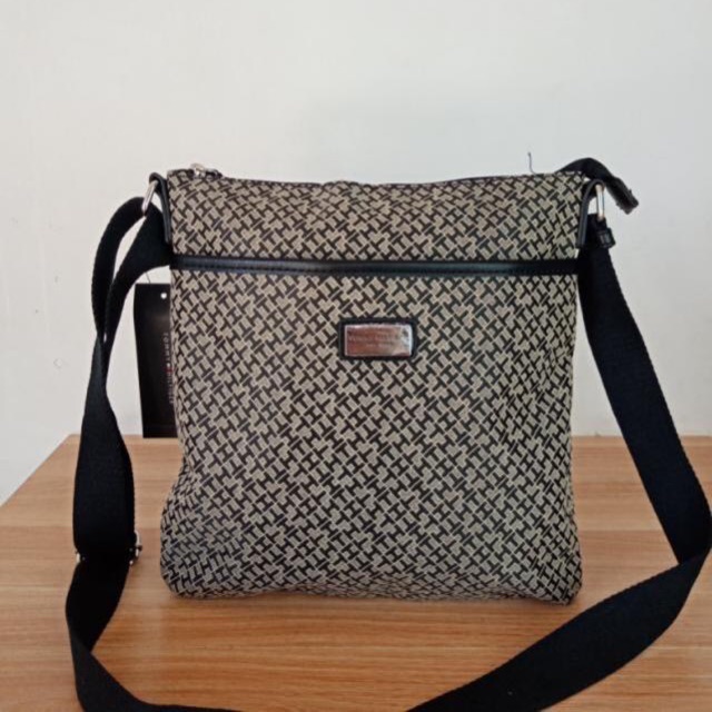 tommy hilfiger sling bag price