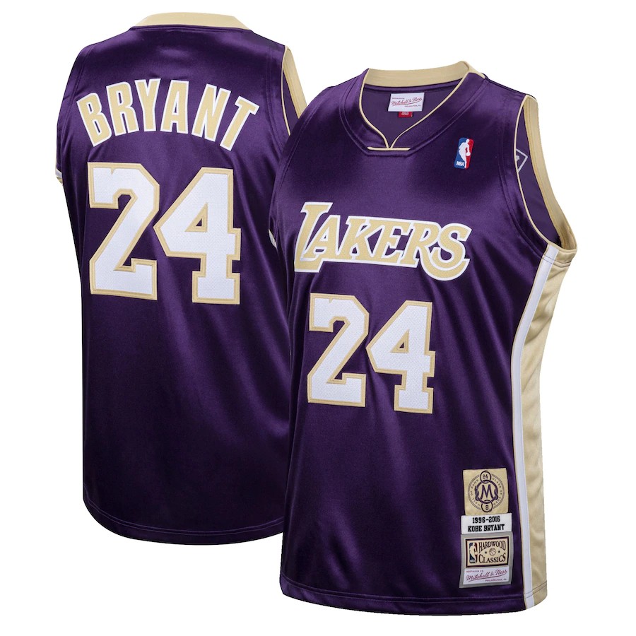 kobe grabbing jersey