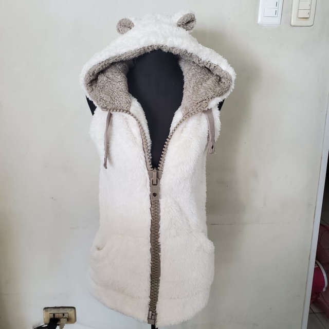 sleeveless fur hoodie