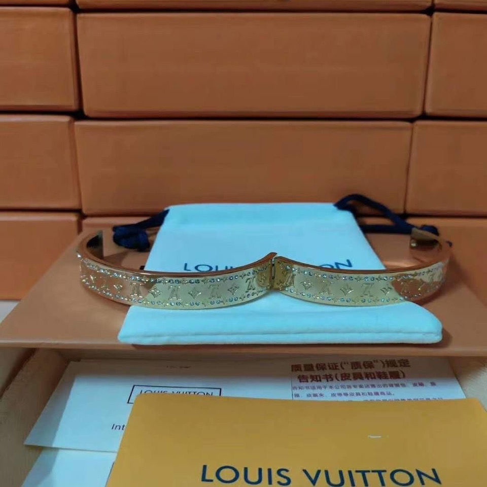 LOUIS VUITTON Lv Brand Full Diamond Extravagant Bracelets Four-Leaf Clover  Female Student Simple Kor