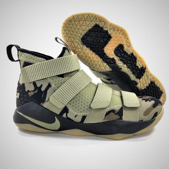 lebron camouflage shoes