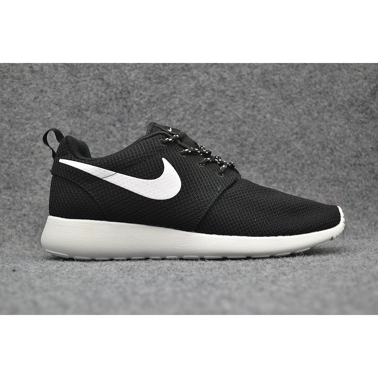 nike roshe one black and white